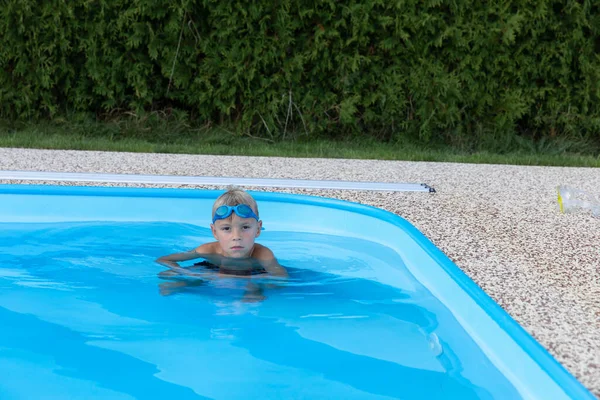Den Lille Gutten Lærer Svømme – stockfoto