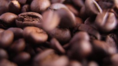 Lezzetli kahve yapıyorum. Düşen kahve çekirdeklerine yakın çekim. Ağır çekim. Sığ DOF.