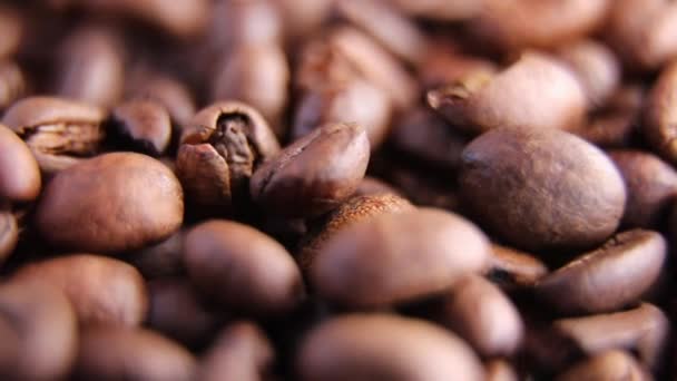 Leckeren Kaffee Zubereiten Nahaufnahme Fallender Kaffeebohnen Zeitlupe Oberflächlicher Dof — Stockvideo