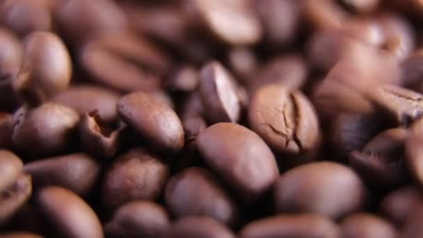 Leckeren Kaffee Zubereiten Nahaufnahme Fallender Kaffeebohnen Zeitlupe Oberflächlicher Dof — Stockvideo