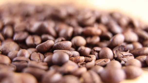 Heerlijke Koffie Zetten Sluiten Van Vallende Koffiebonen Langzame Beweging Ondiep — Stockvideo