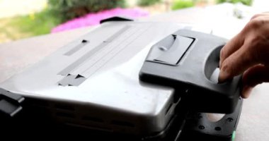 Açık hava barbekü partisi. Elektrikli ızgarada kızaran et yakınlaşması.