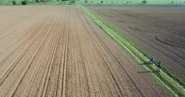 Bisiklet süren küçük bir çocuk. Bisiklet yolunda bisiklet süren bir çocuk. Hava görüntüsü. Sabitlenmiş video. 