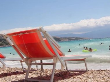 Sahilde, deniz kenarında boş güneş yatakları. Güzel Avrupa beldesi