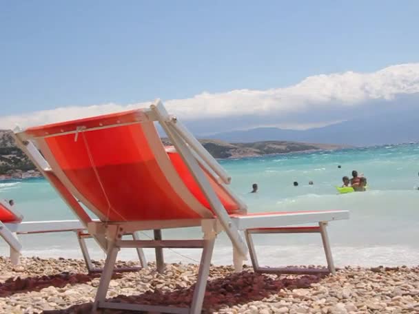 Primer Plano Tumbonas Vacías Playa Junto Mar Hermoso Resort Europeo — Vídeos de Stock