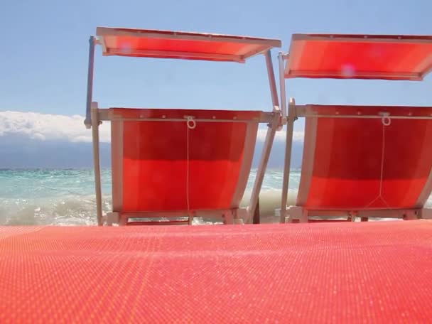 Κοντινό Πλάνο Τις Άδειες Ξαπλώστρες Στην Παραλία Δίπλα Στη Θάλασσα — Αρχείο Βίντεο