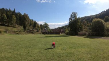 Küçük çocuklar futbol oynuyor. Çocuk kaleciye ateş eder ve kaleye sevinir. Oğlan topla kaleye koşuyor..