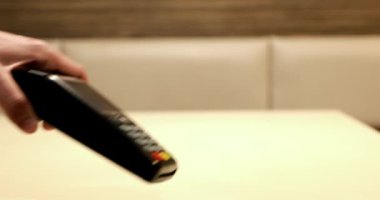 Genç bir çocuk şifreli para ile ödeme yapıyor. Ödeme için dijital para kullanımı. Resimli bitcoin ödemesi.