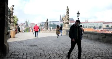 PRAG, CZECH Cumhuriyet 14 Mayıs 2020: Charles Köprüsü, Prag 'daki Vltava Nehri üzerindeki antik bir köprü. Salgın dönemi.