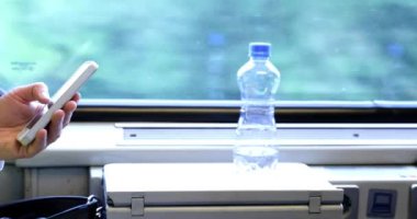 Genç bir kadın elektronik bir kitap okuyup tablet üzerinde çalışıyor..