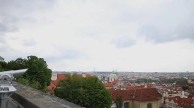 Prag, Çek Cumhuriyeti 14 Mayıs 2020 Salgın Dönemi. Şeref kıtası Prag Kalesi 'nin ana girişinde durmuyor.