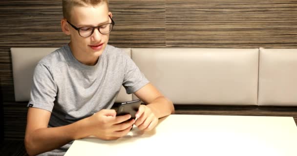 Мальчик Делает Оплату Мобильному Телефону Использование Современных Технологий Оплате — стоковое видео