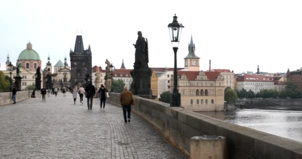 プラハ チェコ共和国2020年5月14日 プラハのヴルタヴァ川にかかる古代の橋 カレル橋 流行期 — ストック動画