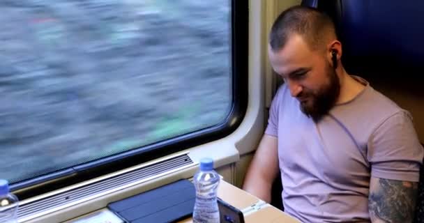 Giovane Che Viaggia Trenoun Giovane Uomo Sta Prendendo Tempo Leggere — Video Stock