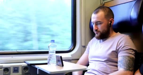 Молода Жінка Подорожує Братом Поїздом Молода Жінка Займає Деякий Час — стокове відео