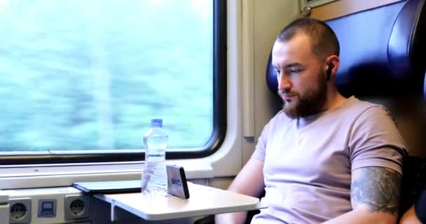 Jeune Femme Voyageant Avec Votre Frère Trainune Jeune Femme Prend — Video