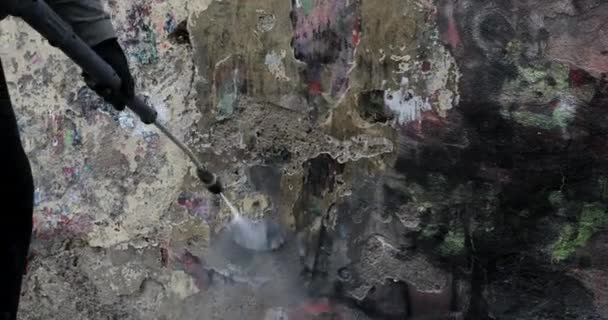 Rimuovere Graffiti Una Parete Dipinta Operaio Pulisce Parete Dipinta Spruzzatori — Video Stock