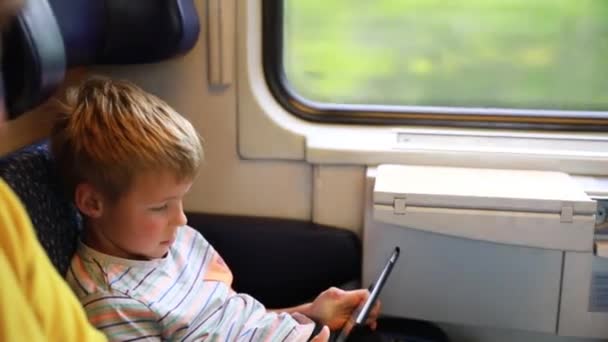 Młody Człowiek Podróżujący Pociągiemmłody Człowiek Czyta Książkę Elektroniczną Pracuje Tablecie — Wideo stockowe