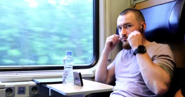 Ung Man Reser Med Tåg Ung Man Tar Ett Tag — Stockvideo