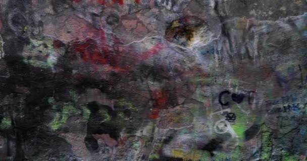 Graffiti Verwijderen Van Een Beschilderde Muur Arbeider Reinigt Beschilderde Muur — Stockvideo