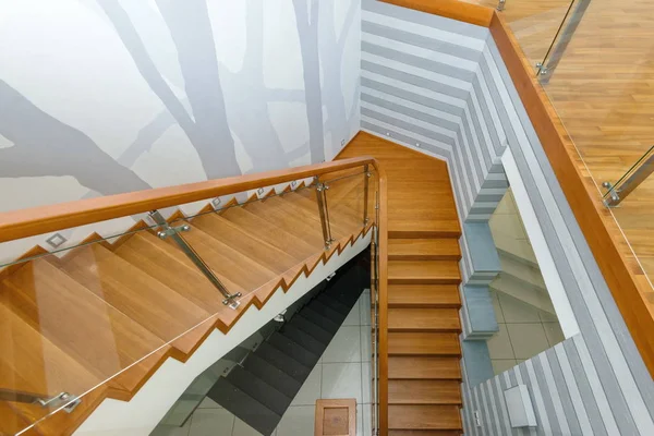 Bir kır evinde merdivenler