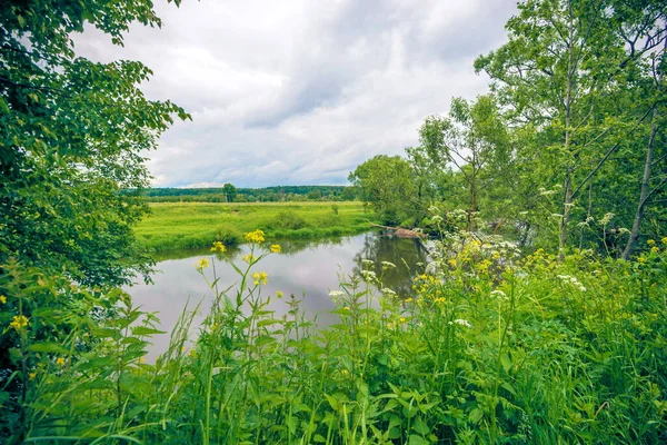 Bir Rus köyünün gölünde akşam.