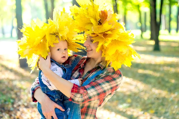 Jonge moeder met een baby in het park — Stockfoto