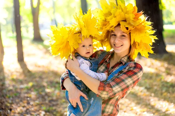 Jovem mãe com um bebê no parque — Fotografia de Stock