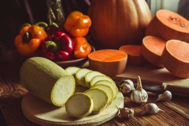 Tahta masadaki balkabakları.