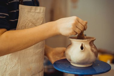 Kil ile çalışan bir çocuk