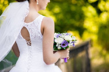 Gelin düğün buketi tutuyor.