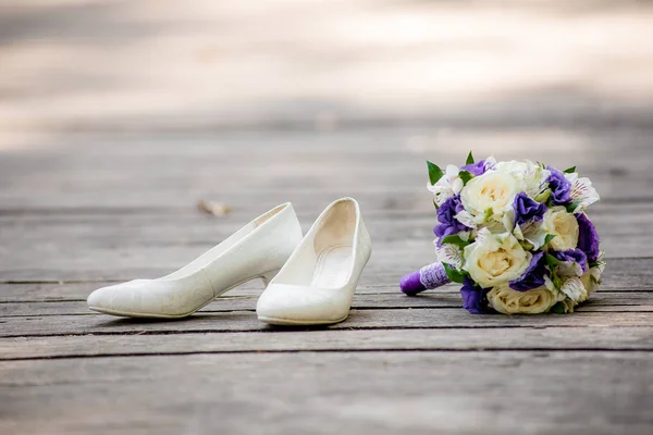 Zapatos de novia y ramo de novia acostado en el suelo —  Fotos de Stock