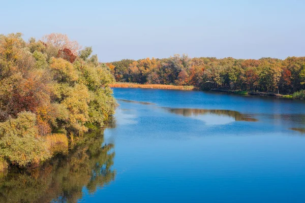 Bäume und Fluss im Herbst. — Stockfoto