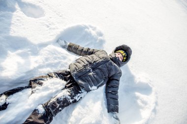 Kışın karda yalan çocuk.