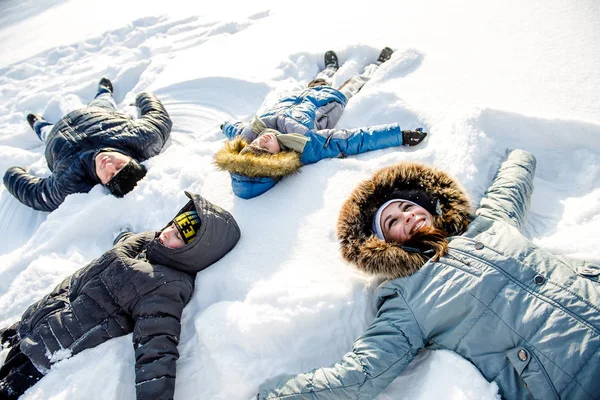 Kar altında yalan aile.