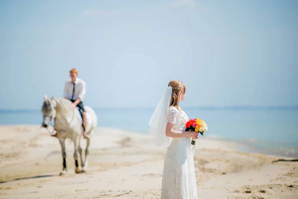 Novio Monta Caballo Novia Playa Verano Una Chica Esperando Príncipe —  Fotos de Stock