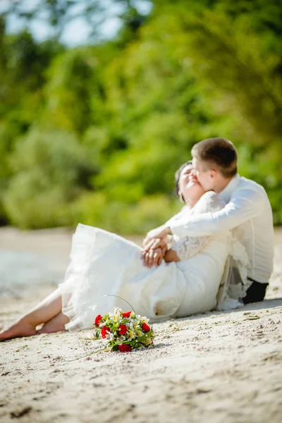 Bride Groom White Sitting Beach — Stock Photo, Image