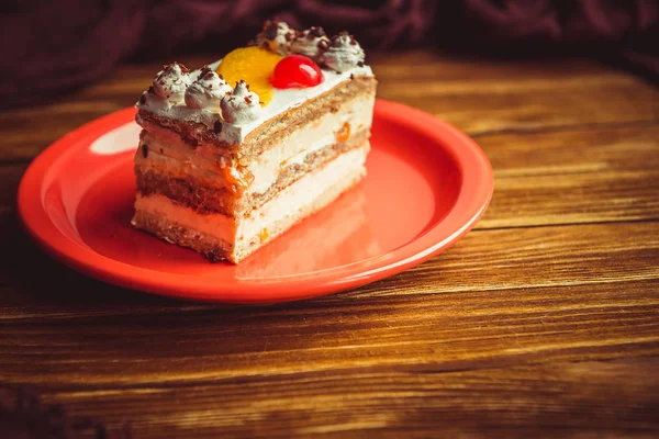 Torta appetitosa su un tavolo di legno . — Foto Stock