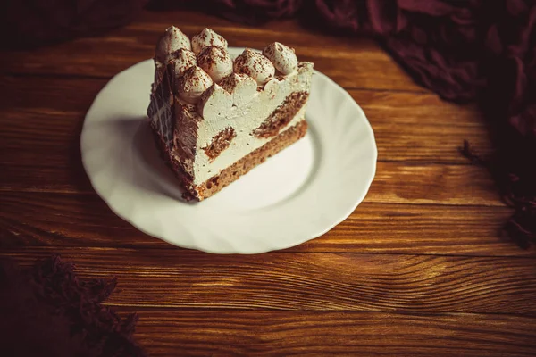 나무 테이블에 식욕을 돋 우는 케이크. — 스톡 사진