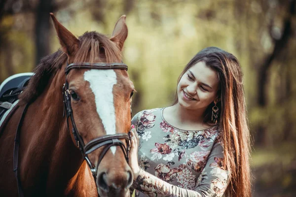 Молода дівчина з конем у лісі . — стокове фото