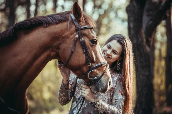 Giovane ragazza con un cavallo nella foresta . — Foto Stock