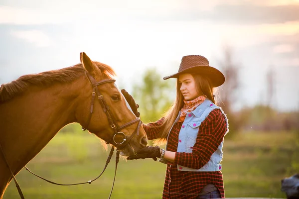 Cowgirl and horse — Stock Photo, Image
