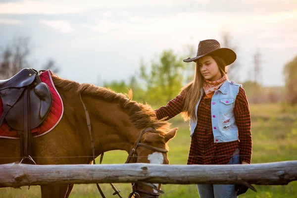 Cowgirl i koń — Zdjęcie stockowe