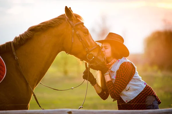 Cowgirl and horse — Stock Photo, Image