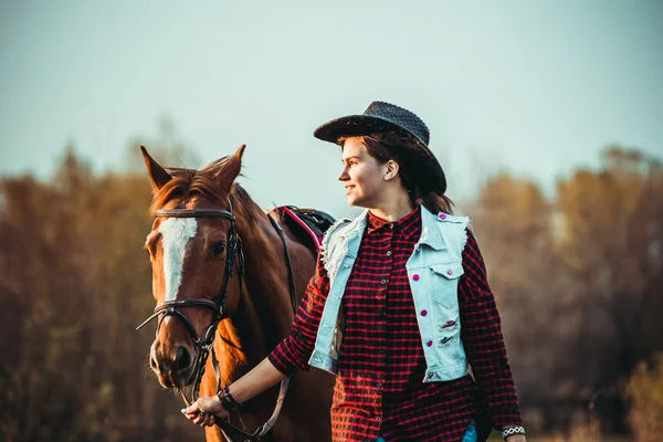 Cowgirl i koń — Zdjęcie stockowe