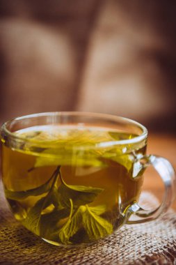 bitkisel çay bardağı kahverengi ahşap bir masa üzerinde duran