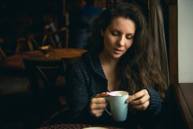 genç kız bir kafede kahve içme.