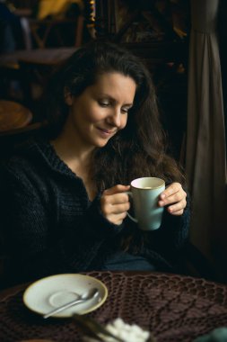 genç kız bir kafede kahve içme.