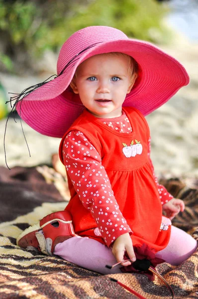 Klein meisje in de hoed op het strand — Stockfoto