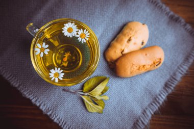 Ahşap masa çerezleri ile bitkisel çay